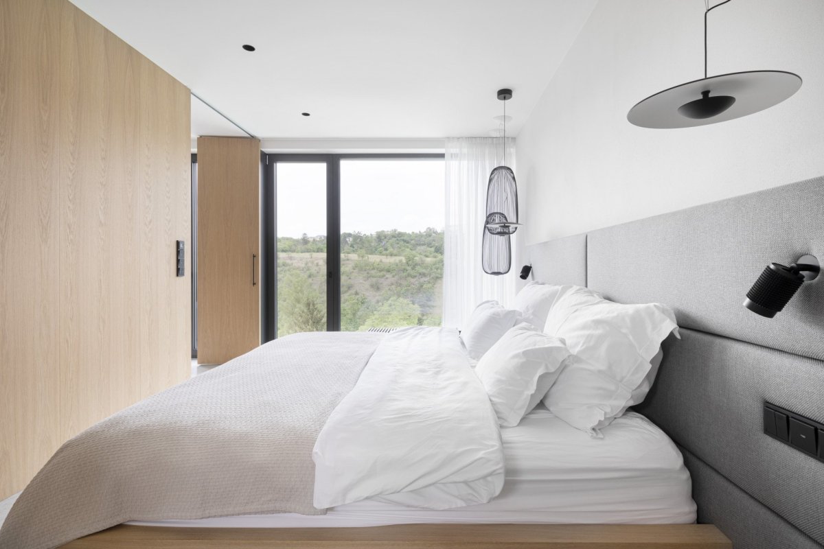 Architekti Hana Davidová a Michal Narovec ze studia Flat White dali vyniknout osvětlení značky Delta Light v minimalistickém interiéru rodinného domu