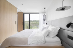 Architekti Hana Davidová a Michal Narovec ze studia Flat White dali vyniknout osvětlení značky Delta Light v minimalistickém interiéru rodinného domu