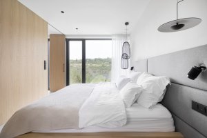 Architekti Hana Davidová a Michal Narovec ze studia Flat White dali vyniknout osvětlení značky Delta Light v minimalistickém interiéru rodinného domu