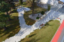 Park společnosti SVCS Process Inovation ve Valašském Meziříčí s mobiliářem H-E-X od PRESBETON, Next Level Studio/ Michal Kutálek.