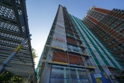 Baťův mrakodrap ve Zlíně se dočkal nové fasády. Lešení pro rekonstrukci dodala společnost PERI.