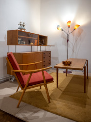 Teď je výstava Jaroslav Šmídek: nábytek a interiérová tvorba k vidění v rámci akce Olomouc Design Days v Molitorově knihovně, a to ještě do 17. 12. 2023. Další akce, které budou veřejnost seznamovat se zapomenutým autorem nezapomenutelného nábytku, se chystají na příští rok.