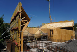 Opláštění budoucí opěry prkny před pokládkou výztuže. Docílení požadovaného tvaru díky systému VARIO v kombinaci s příhradovými nosníky.