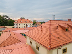Řád bosých karmelitek proměňuje zemědělský statek v Drastech na své nové sídlo.