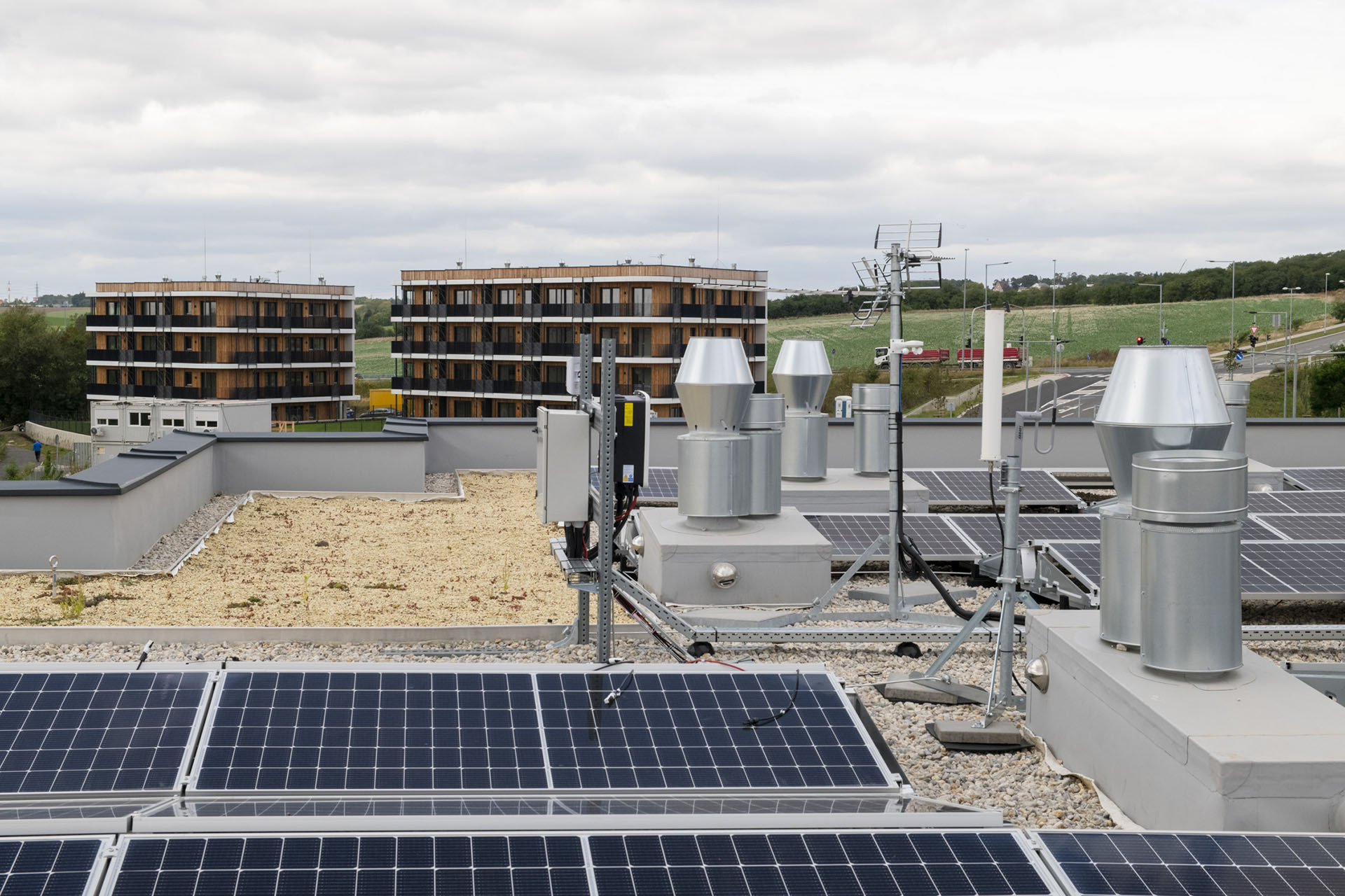 Na střeše jsou instalované fotovoltaické panely, energie z nich se využije pro podporu tepelných čerpadel, na ohřev teplé vody a ve společných prostorách pro osvětlení a provoz výtahů.