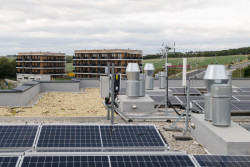 Na střeše jsou instalované fotovoltaické panely, energie z nich se využije pro podporu tepelných čerpadel, na ohřev teplé vody a ve společných prostorách pro osvětlení a provoz výtahů.