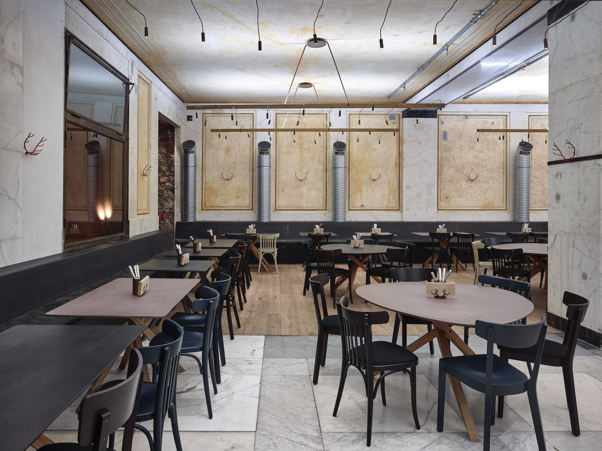 Restaurace Červený jelen v Praze, FIALA+NEMEC, původní bankovní hala