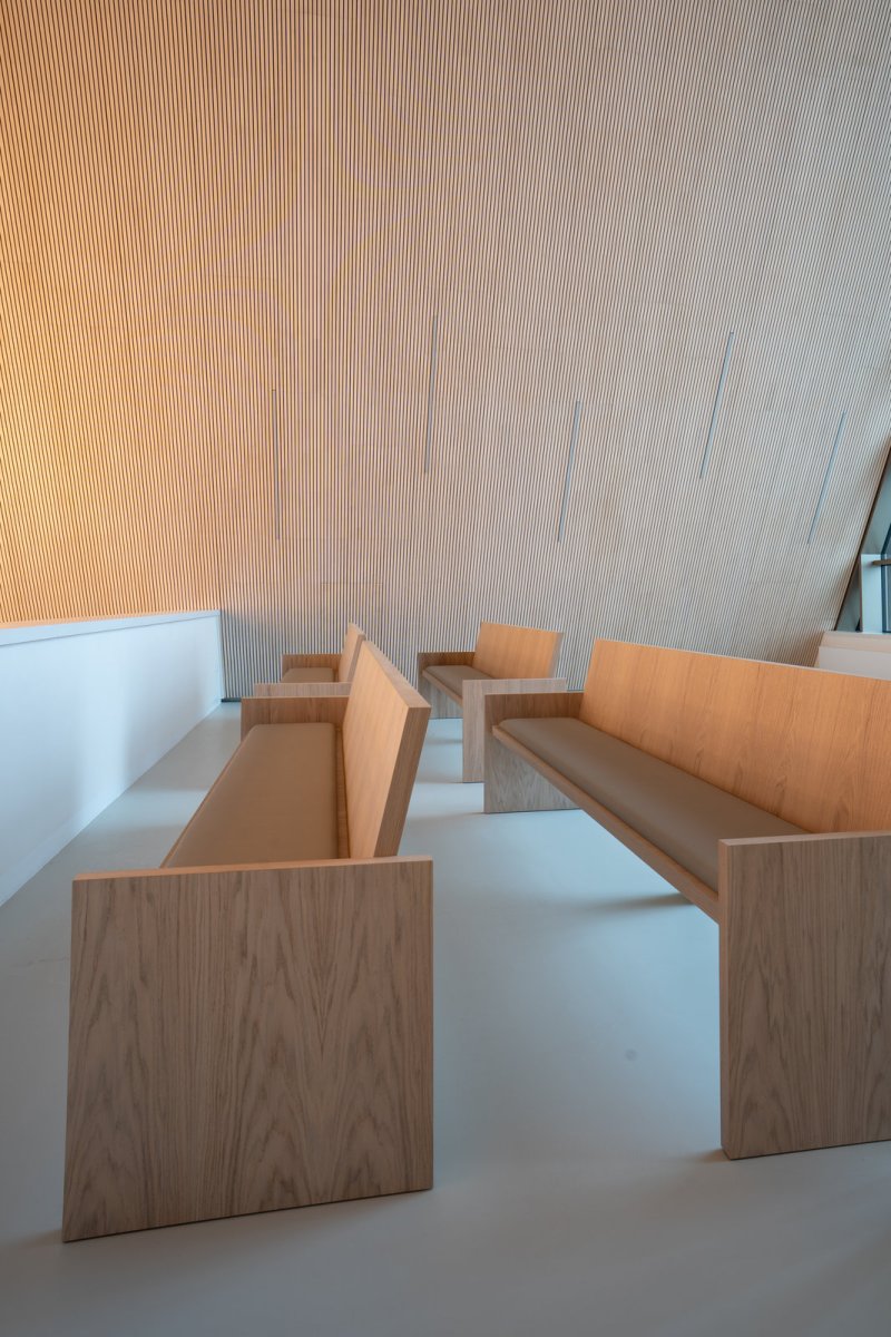 Interiér obřadní síně s akustickými panely Novatop (Rekonstrukce obřadní síně v Přerově; KT architekti)