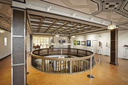 Dochovala se původní výmalba a kazetování stropu a sloupů