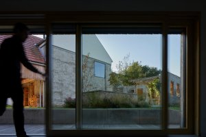 Proměna hospodářské usedlosti s mlýnem na Slovensku od RDTH architekti