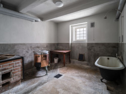 Dodnes ovšem existuje pouze málo výrobců, kteří jsou schopni dadat podobné výrobky nebo identické repliky ze svého standardního sortimentu