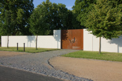 Upraven byl i prostor před branou a parkování.  (Rekonstrukce hřbitova v Pátku, Tomáš Podrázský)