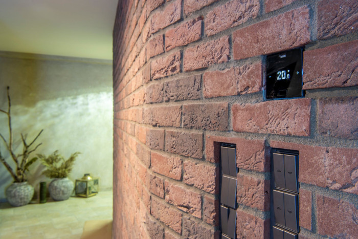 Inteligentní termostat NEA SMART 2.0 od REHAU v elegantním designu