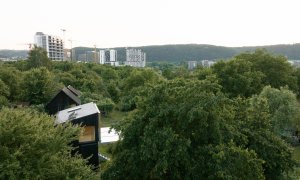 „Chatky jsou si navzájem podobné, jsou povětšinou tmavé, téměř nemají okna a je jim vlastní až romanticky vyznívající nedokonalost a nepravidelnost,“ popisují ráz lokality architekti.
