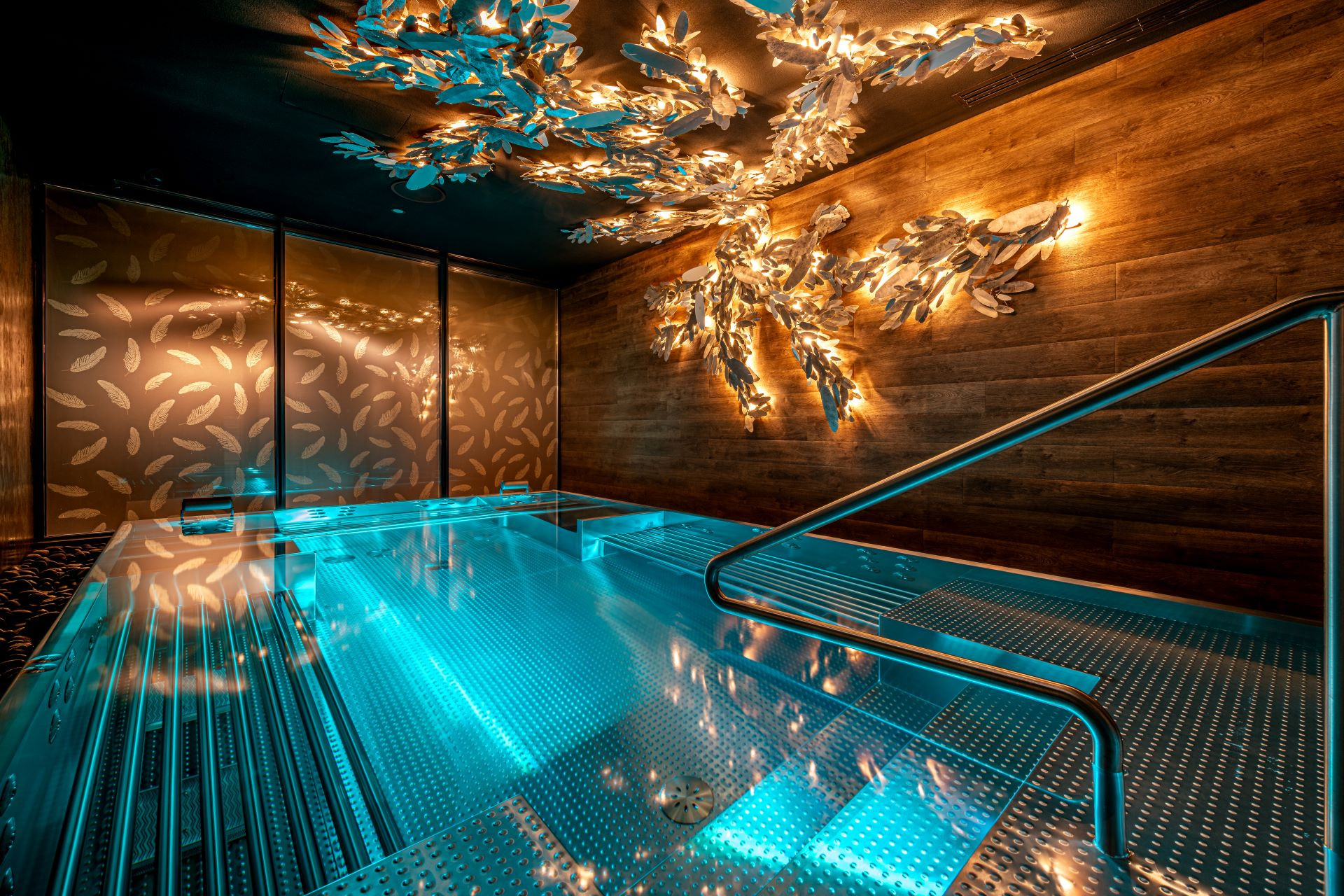 Nerezová vířivka ve wellness 5* hotelu Carlton Savoy v Bratislavě