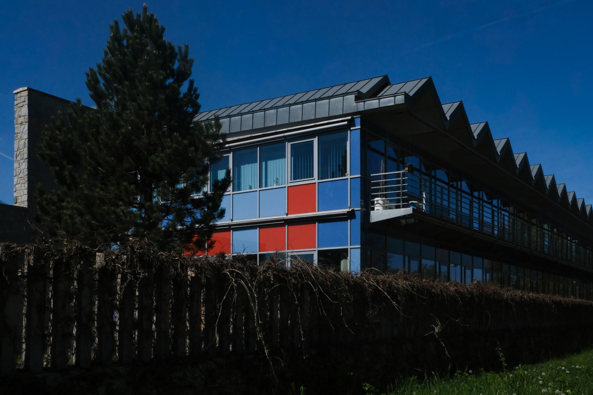 Dřevem obložená budova Povodí Vltavy s ocelovou konstrukcí zastiňujících plachet od Martina Krupauera a Jiřího Stříteckého patří k nejpovedenějším realizacím současné budějovické architektury.