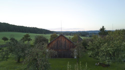 Stodoly dodávají venkovu typický ráz, svému účelu ale už neslouží. (Krabice ve stodole; Facha architekti)