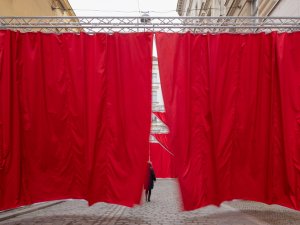 Opony (Peer Collective a Kateřina Šedá, Festival vánočních zlozvyků)