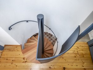 Do druhého patra, tedy do podkroví, se majitelé dostanou po točitém kovovém schodišti s dřevěným obložením. (Rekonstrukce staré chalupy, Vladimír Balda)