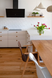 Foodblogerka Kateřina Jašková a architekt Jiří Jašek navrhli útulnou, moderní a zároveň praktickou kuchyň pro svůj byt