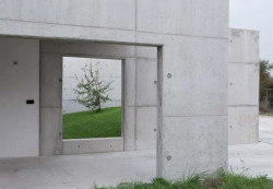 n/a, Dom LJM, ztrácející se hranice mezi domem, zahradou a okolní obvodovou zdí - foto