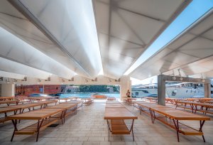 Střecha je složená z jednotlivých dílů. (Gruž Market v Dubrovníku, studio ARP / Peračić-Veljačić)