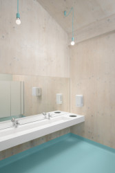 Ateliér xystudio navrhl nízkouhlíková a nízkoenergetická mateřskou školu v Polsku. Vyjímá se netradiční žlutou konstrukcí