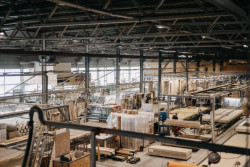 Dřevostavby ELK vznikají ve výrobním závodě v Schermsu nedaleko od česko-rakouské hranice. (ELK – rakouský dodavatel prefabrikovaných dřevostaveb)
