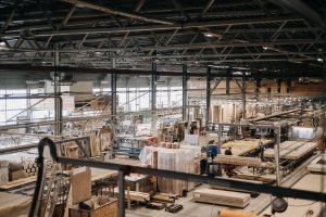 Dřevostavby ELK vznikají ve výrobním závodě v Schermsu nedaleko od česko-rakouské hranice. (ELK – rakouský dodavatel prefabrikovaných dřevostaveb)