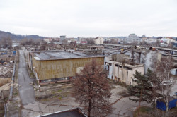 Pohled na výrobní halu z vyhlídkové terasy objektu SAC.