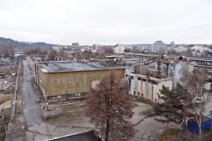 Pohled na výrobní halu z vyhlídkové terasy objektu SAC.
