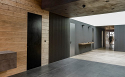 Dveře se skrytými zárubněmi jsou elegantním řešením pro minimalistické interiéry.