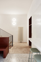 Zadní část bistra nabízí hostům klidné prostředí a soukromí. (Mezi Srnky, Markéta Bromová Architekti)