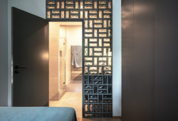  Luxferové výplně přivádějí do koupelny denní světlo. (Rekonstrukce panelákového bytu; Markéta Janderová)