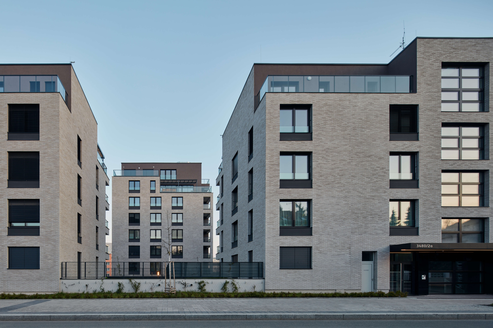 Ateliér Podlipný Sladký architekti realizoval celkem sedm bytových domů v pražských Strašnicích