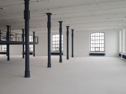 Technické zázemí architekti umístili na nově vložený mezanin