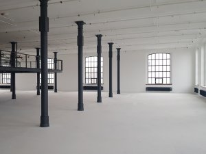 Technické zázemí architekti umístili na nově vložený mezanin