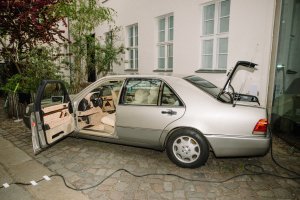 Projekt Saunarider je pojízdná sauna ve voze Mercedes-Benz s interiérem z dřevěných korálků. V lednu 2022 byl úspěšně uveden do provozu v KW Institute for Contemporary Art