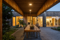 Večer na terase (Rodinný dům u Rozkoše, MOLO architekti)