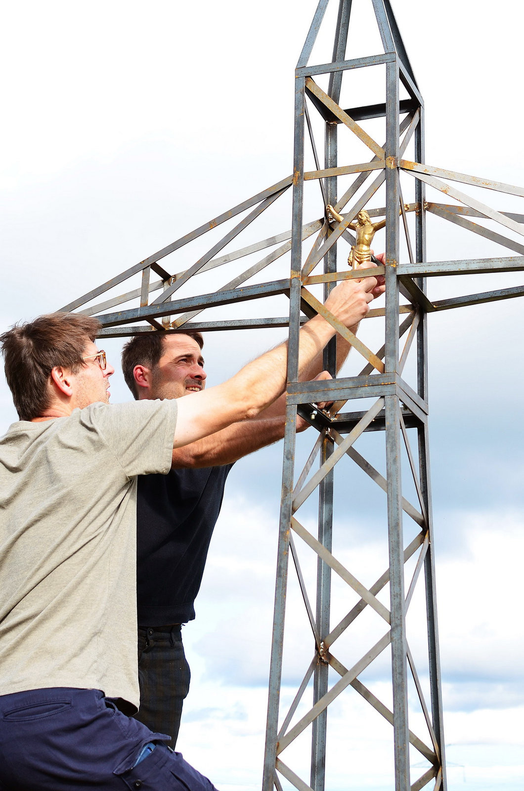 Instalace kříže (Josef Čančík; Wichterkreuz – návrat zmizelého)