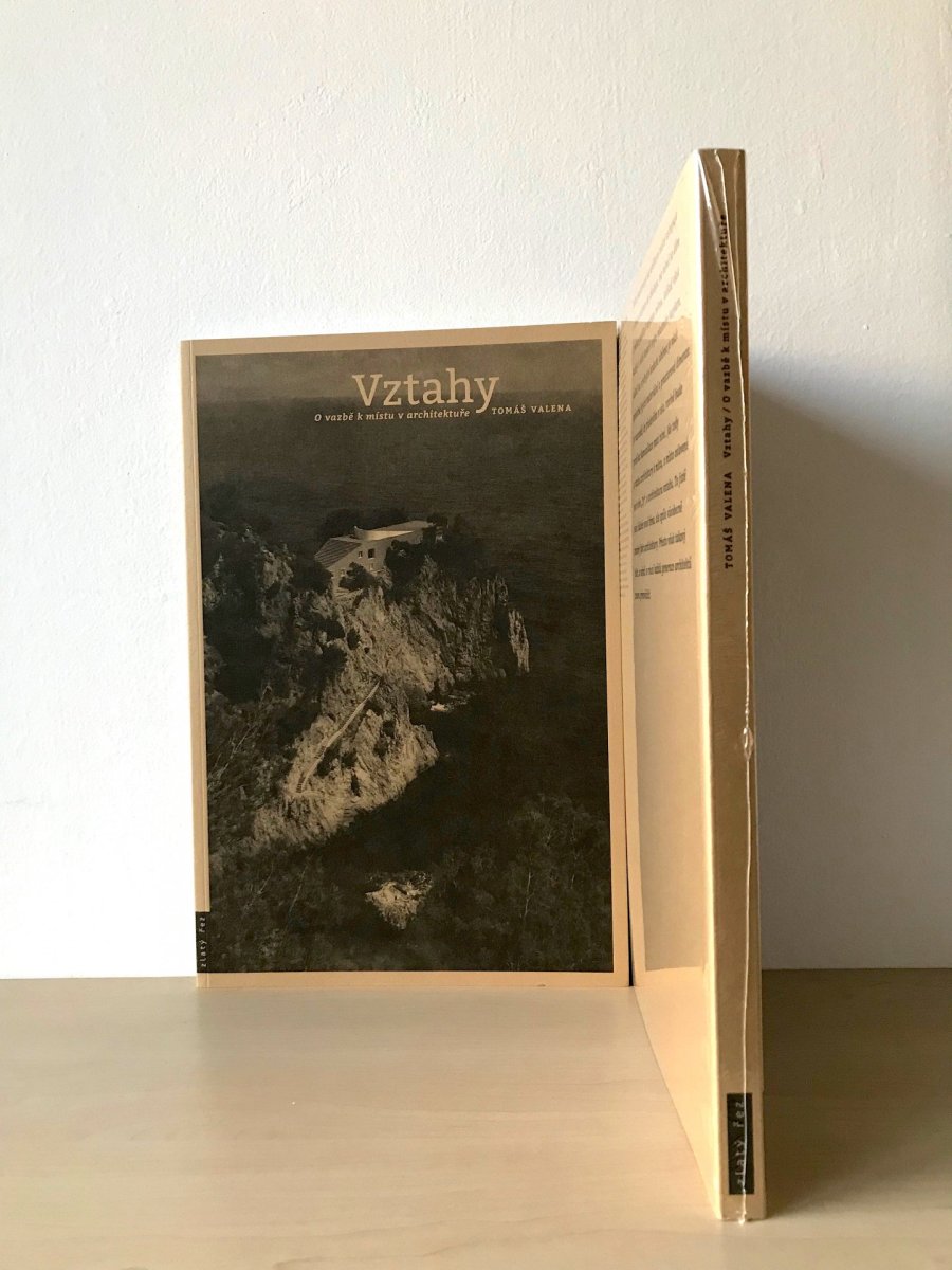 Vztahy - O vazbě k místu a architektuře, Tomáš Valena, Zlatý řez, 2018, 179 str.