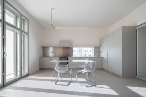 Pohled do interiéru podkrovního bytu, v němž žijí majitelé domu. (Rekonstrukce a přístavba k vile v Praze-Vinohradech, PAPUNDEKL ARCHITEKTI)