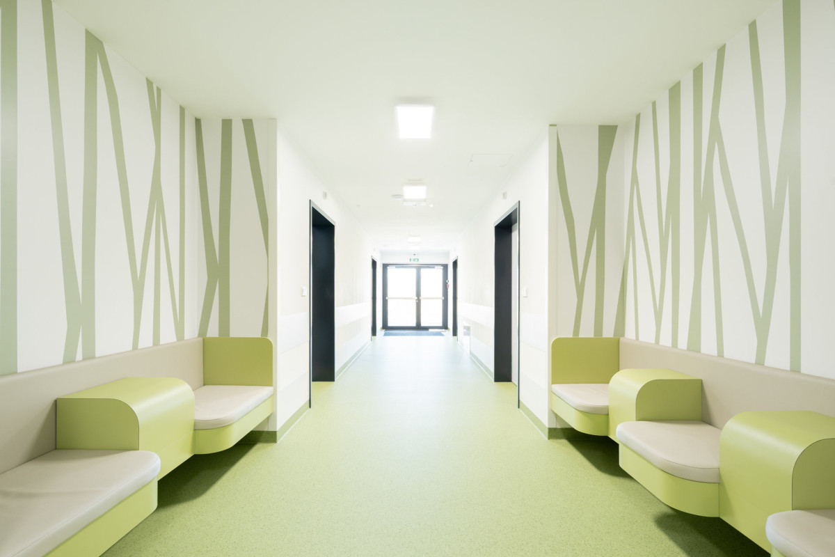 Interiér (Pavilon psychiatrie v Ostrově od KOMA MODULAR; interiéry petit atelier)