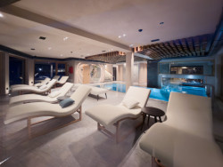 Odpočívárna s výhledem na sjezdovky ve spa hotelu Al Nin