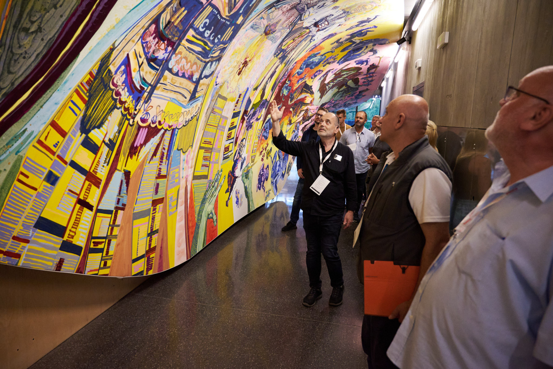 Malba znázorňující historii a vize KOMA Modular od Barbory Šlapetové