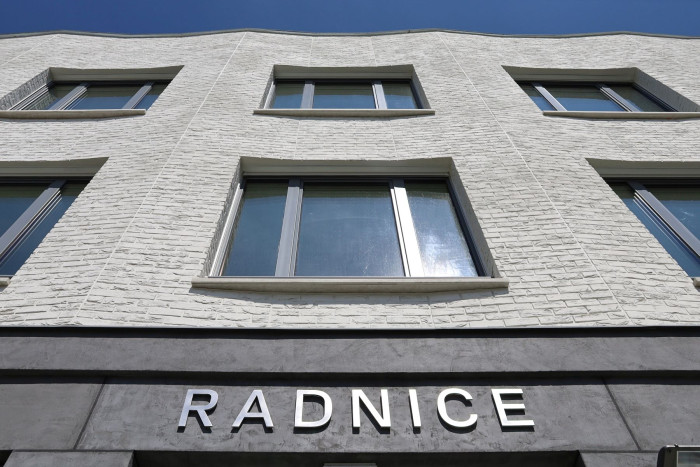 Ražené cihly byly použité například na radnici v Lázních Bělohrad.