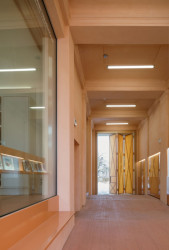 Je v něm možné nahlédnout dovnitř do knihovny nebo pořádat drobné výstavy. (Knihovna v Červeném Kostelci; Papundekl architekti)