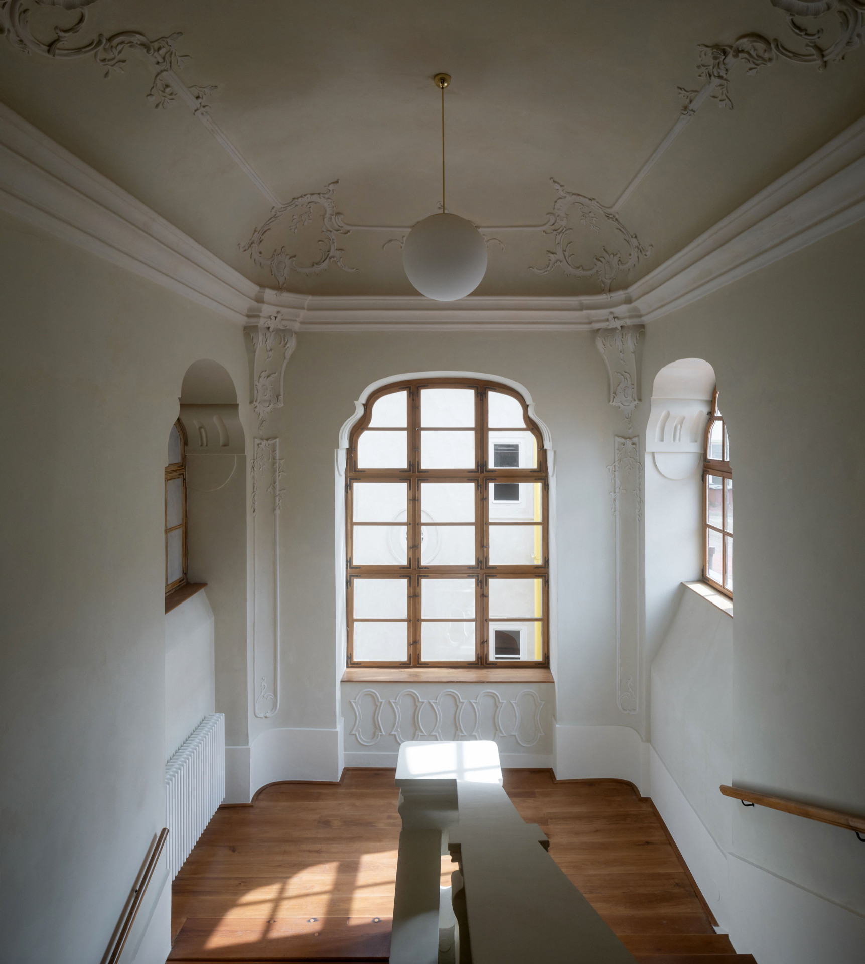 Hlavní barokní chloubou je schodišťová hala zdobená rokaji. (Rekonstrukce Malého Buquoyského Paláce v Praze, Tereza Scheibová)