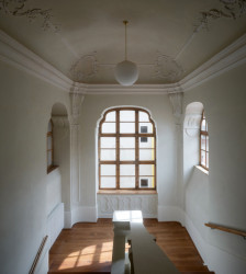 Hlavní barokní chloubou je schodišťová hala zdobená rokaji. (Rekonstrukce Malého Buquoyského Paláce v Praze, Tereza Scheibová)