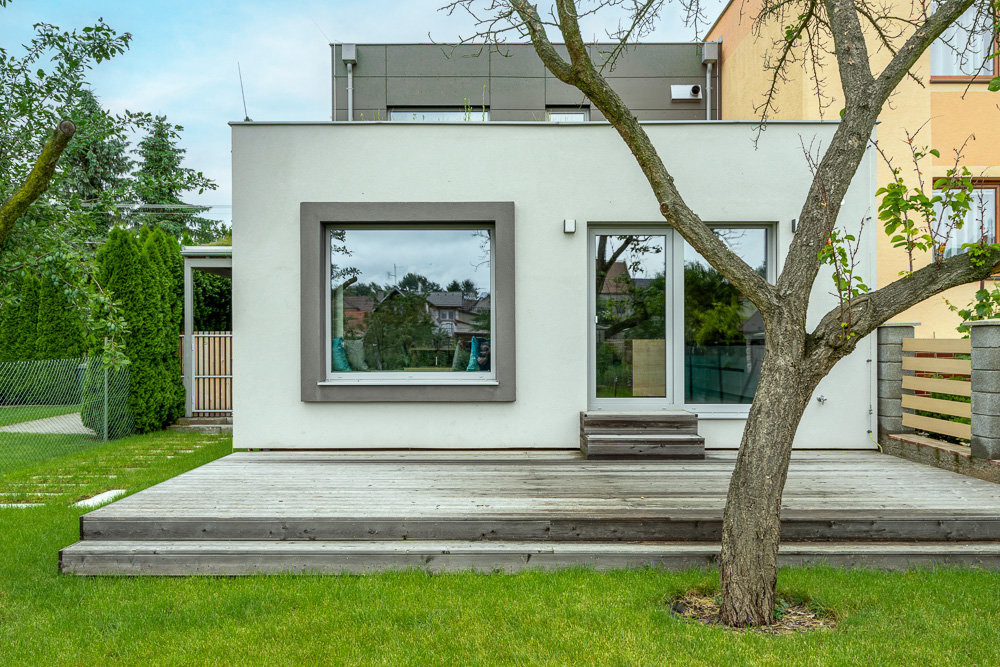 Velký dům na malém pozemku, postavený na zemních vrutech